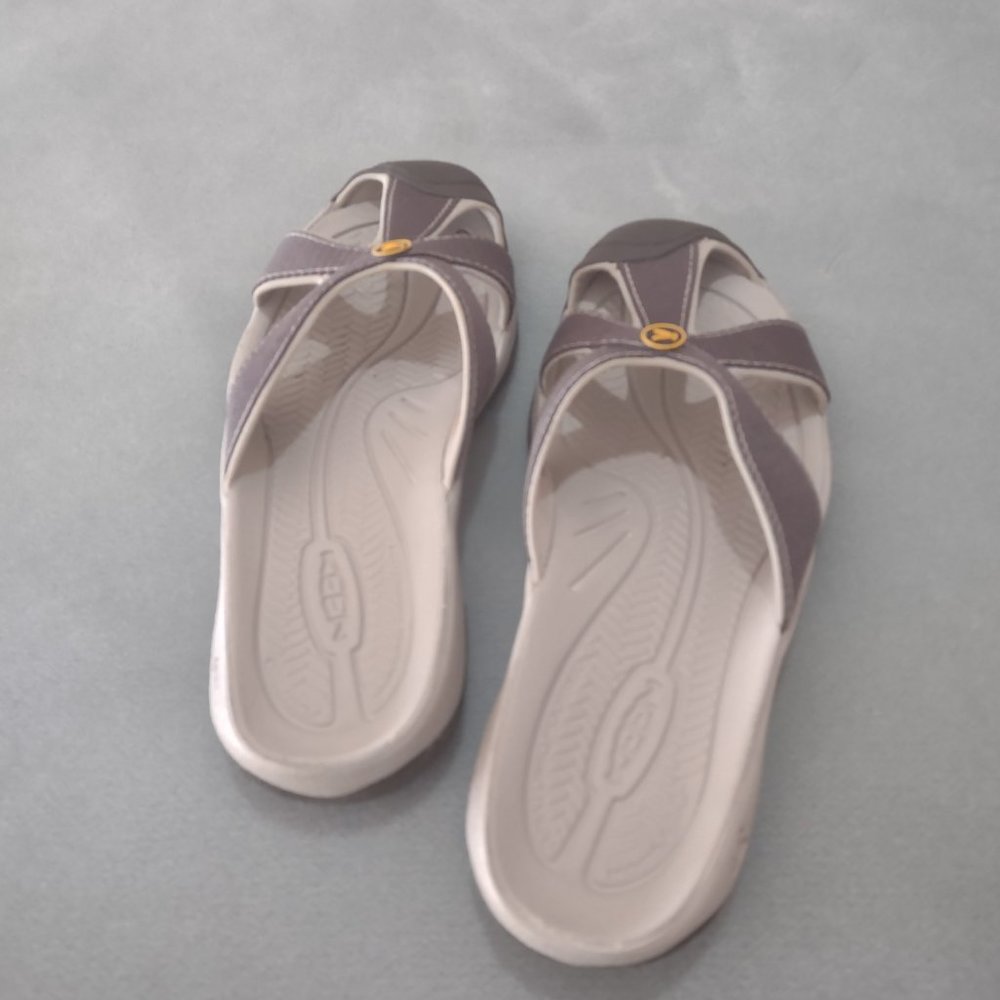 Keen gray sandals with toe cover